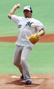 ロッテ－西武戦で始球式を行う藤波辰爾（撮影・沢野健太）