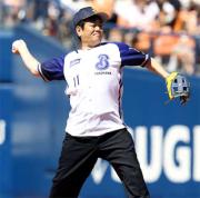 横浜－巨人戦で始球式に登板した原口総務大臣（撮影・蔦林史峰）