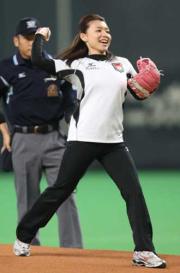 カーリングのチーム青森の本橋が始球式を行った（撮影・井上学）