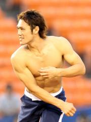 元オリックス選手で総合格闘家に転身した古木が始球式（撮影・狩俣裕三）