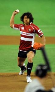 巨人対阪神　始球式を行うラグビー日本代表の菊谷主将（撮影・山崎哲司）