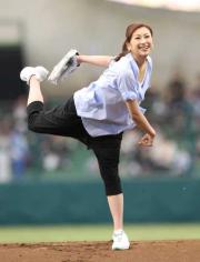西武対日本ハム　始球式を行った浅田舞（撮影・井上学）