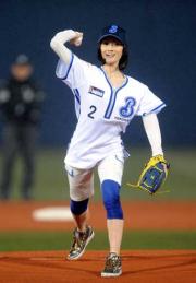 横浜対ヤクルト 始球式を行う荒川静香さん(撮影・山崎哲司)