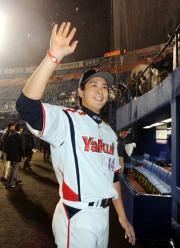 横浜対ヤクルト 4安打完封の中沢は笑顔で手を振る(撮影・山崎哲司)