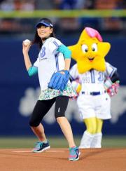 横浜対オリックス　始球式を務める長谷川理恵（撮影・山崎哲司）