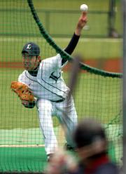 ２軍戦の試合前、フリー打撃で投げる雄星＝西武ドーム（撮影・沢野健太）