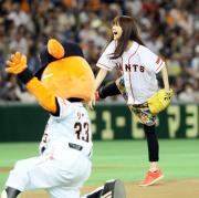巨人対阪神　始球式を務めたいきものがかりの吉岡聖恵（撮影・浅見桂子）
