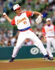 太平洋のユニホームで始球式に臨む東尾修氏（撮影・下田雄一）