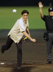 横浜対ヤクルト戦の始球式を務めたデニー友利氏（撮影・小沢裕）