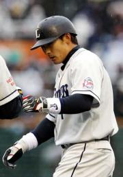 阪神対西武　栗山は右翼越え適時打を放ちコーチとタッチ（撮影・加藤哉）