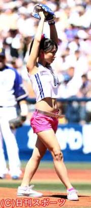横浜対巨人 始球式を行った川村ゆきえ(撮影・蔦林史峰)