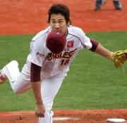 楽天対横浜　帽子を振り落としながら力投する楽天田中（撮影・中島郁夫）
