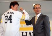 支配下登録が決まりユニホームを披露する山田と王会長（撮影・藤尾明華）