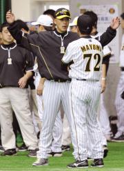 キャンプ初日、真弓監督と言葉を交わす城島(共同)