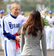 キャンプ開始前のセレモニーで花束を受け取る落合監督(撮影・清水貴仁)