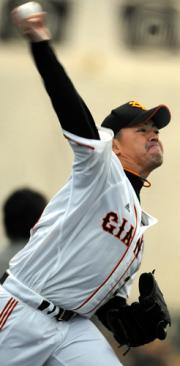 阿部を座らせ投げ込む小林(撮影・宮川勝也)