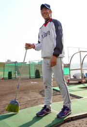 練習終了後、雄星はブルペン周辺を掃除する(撮影・蔦林史峰)