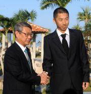 今岡（右）は瀬戸山社長と握手する（撮影・柴田隆二）