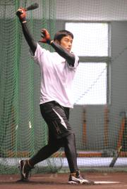 ソフトB高谷は休日返上で打撃練習に取り組む(撮影・多田篤)