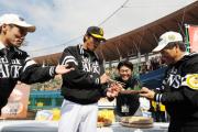 東国原知事（左）と戸敷市長（右）の訪問を受ける秋山監督