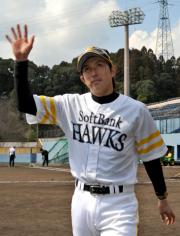 キャンプを打ち上げスタンドのファンに手を挙げる川崎（撮影・今浪浩三）