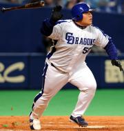 中日対ロッテ　右越え本塁打を放つ中田亮二（撮影・桜井希望）