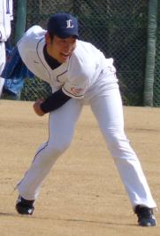 気合の入った表情で遠投をする雄星（撮影・亀山泰宏）