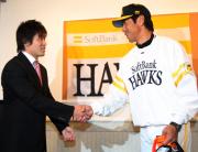 ラグビーの大畑（左）と握手を交わす秋山監督（撮影・藤尾明華）