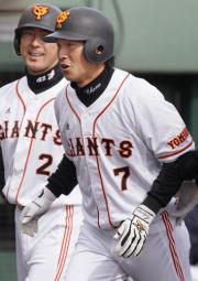 満塁本塁打を放ち小笠原（左）の出迎えを受ける長野（撮影・中島郁夫）