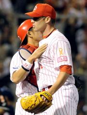 【広島－ヤクルト】完封勝利のルイスはハグをかわす（撮影・倉掛優一）