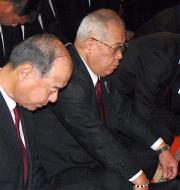 必勝祈願で頭を下げる楽天野村監督（撮影・小松正明）