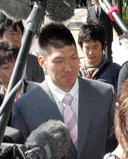 宮崎入りした大田は空港の駐車場で報道陣に囲まれる（撮影・沢野健太）