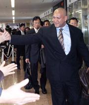 宮崎入りしたラミレスは空港でファンとハイタッチする（撮影・沢野健太）