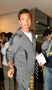 報道陣の取材を終え引き揚げる日本ハム二岡（撮影・長島一浩）