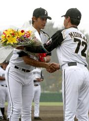 ＷＢＣの壮行会で水上２軍監督と握手するダルビッシュ（撮影・長島一浩）