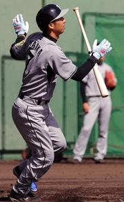紅白戦で、中越えに３点適時二塁打を放つ今岡（撮影・加藤仁）