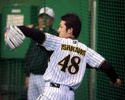 オープン戦へ室内練習場で調整する阪神石川俊介（撮影・河南真一）