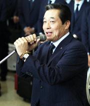 沖縄入りした梨田監督は空港での歓迎式であいさつする（撮影・黒川智章）