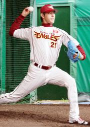 初日からブルペン入りし、投球練習を行った楽天岩隈(撮影・中島郁夫)