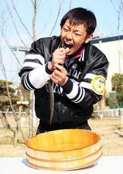 今宮はうなぎを捕まえ口に入れようとする。（撮影・藤尾明華）