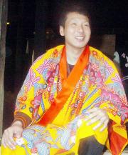琉球村を訪れた今村は、民俗衣装を着て笑顔を見せる（撮影・倉掛優一）