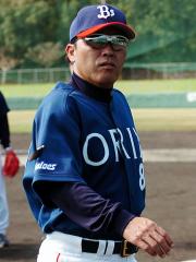 右袖に喪章をつける岡田彰布監督（撮影・倉掛優一）