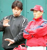 ブルペンで野村監督（右）と話し込む野茂臨時コーチ（撮影・浅見桂子）