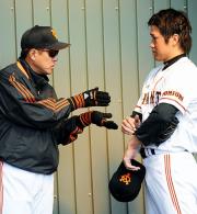 投球練習を終え、原監督のアドバイスを聞く山口（右）（撮影・宮川勝也）