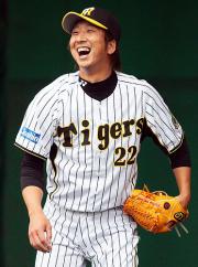 ブルペンで投球練習中、笑顔を見せる藤川球児（撮影・加藤哉）