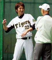 ドーム内で杉下茂氏(右)と談笑する藤川(撮影・加藤哉)