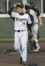日本ハム小谷野を見逃し三振にとった阪神二神（撮影・宮崎幸一）