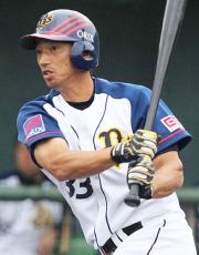左翼へ適時二塁打を放つ田口壮(撮影・岡潤一)