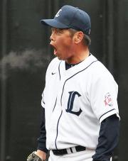 朝一番ブルペンに入った工藤は投球の間に白い息を吐く(撮影・沢野健太)