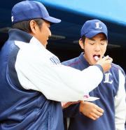 渡辺監督からケーキを食べさせてもらう雄星(撮影・蔦林史峰)